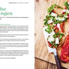 "Römische Pizzazungen" Rezept, Zutaten und Zubereitung beschrieben. Auf Holzbrett Pizzas mit Tomatensoße, Rucola und Käse.