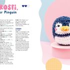 "Frosti, der Pinguin" Anleitung und Materialliste links; rechts ein gehäkelter Pinguin auf rosa Podest.