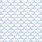 Keine Texte. Eine nahtlose Illustration von weißen, stilisierten Vögeln auf hellblauem Hintergrund.