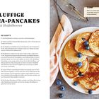 Rezept für "Fluffige Banana-Pancakes mit Heidelbeeren" mit Zutatenliste, Zubereitungsschritten und einem Serviervorschlag.