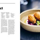 "Falafel" groß links, daneben Rezept und Zubereitung. Rechts Schale mit 3 Falafeln auf rotem Kraut und Soße.
