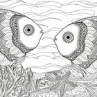 Zwei kunstvoll verzierte Fische gegenüber, umgeben von Meerespflanzen und einem Seestern, in detaillierter Zeichnung.