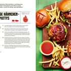 WÜRZIGE HÄHNCHEN-KÄSE-PATTYS. Vorbereitung: 15 Min. Garzeit: 18-20 Min. Zwei Burger, Pommes, rote und weiße Saucen auf Holzplatte.