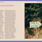 Links: Text über "Greek Island Honeys" und ihre kulinarische Bedeutung. Rechts: Ein Baum mit einem Schild "Meli Honey".