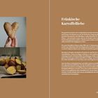„Ghörd oafach zur Brodzeid dazua. Gerupfter. Zutaten: 300 g reifer Camembert, 80 g Butter, 30 ml Bier [...]“  
Links: Ein Schälchen und belegte Brotscheiben mit einer gelblichen Creme auf einem Brett.
