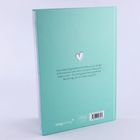 Ein türkisfarbener Buchrücken, Text: "Das liebevoll gestaltete Ausfüllbuch... Beziehung, die ein Leben lang hält."