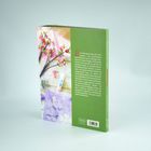 Ein grüner Umschlag mit Text über das Basteln von dreidimensionalen Papierblumen. Links ein Foto von rosa Blüten und Bastelmaterialien.