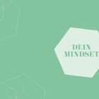 Text: "DEIN MINDSET". Ein hellgrünes Sechseck auf einem grünen Hintergrund, Zierlinien im Hintergrund.
