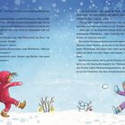 Zwei Kinder in roten und lilafarbenen Outfits spielen im Schnee. Ein kleiner Schneemann und Zweige im Vordergrund.