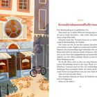 „Kapitel 2: Kreuzbirnbaumundhollerstauden.” Links eine Illustration eines alten Buchladens; rechts der Text des Kapitels.