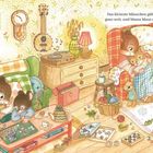 Noten von "Gymnopédie Nr. 1", "Der Abend naht, fünf Mäuselein wärmen sich am Feuerschein." Illustration: Mäusefamilie im gemütlichen Zimmer.