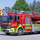 Feuerwehrwagen mit der Aufschrift "FEUERWEHR" und "MARKT SCHWABEN", mit rotem und gelbem Design, im Freien geparkt.