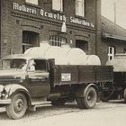 „Molkerei Ormeloh Südkirchen i/“ an Backsteingebäude, LKW mit Anhänger voller Milchtanks.