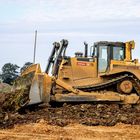 „Zeppelin“, „D8T“ auf großem, gelbem Bulldozer auf Baustelle, schaufelt Erde umgeben von Bäumen und Erde.