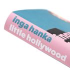 Der Text "inga hanka little hollywood" erscheint auf einem rosa Buchcover mit blauem und schwarzem Design.