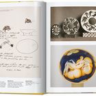 Links Skizzen von Schmuckbehältern und handschriftliche Notizen; rechts oben Fotos von Vasen, unten bemalte Schale.