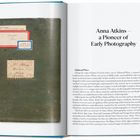 Links: Verschiedene beschriftete Etiketten auf einem grünen Hintergrund. Rechts: Text über Anna Atkins als Pionierin der Fotografie.