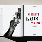 Text: "ALBERT KAOS WATSON" in großen Buchstaben. Links hält ein behaarter Arm eine Pistole.