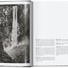 Seiten 20/21: Länge des Gregório River 350 km. Fließt durch Acre und Amazonas. Bild: Hoher Wasserfall in bewaldeter Schlucht.