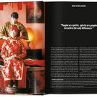 "People are spirits, spirits are people; breath is the only difference." Zwei Personen in traditioneller Kleidung vor roten Laternen.