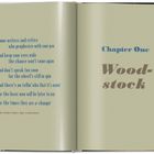 Links steht ein Liedtext, rechts "Chapter One Woodstock" in großen Buchstaben.