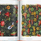 Links: Bunte Blumen auf schwarzem Hintergrund. Rechts: Rote und gelbe Beeren an grünen Blättern.