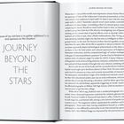 Linke Seite: Zitat - "The purpose of my visit here is to gather additional facts and opinions on the situation." Titel: "Journey Beyond the Stars". Rechte Seite: Text über die Geschichte eines beeindruckenden Science-Fiction-Films und eine Biografie über Stanley Kubrick.
