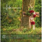 "Vom Dunkel ins Licht." Zitat Jesaja 58,10 über Hunger und Licht. Brotkorb mit verschiedenen Brotsorten, Kalender April.