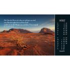 Text: "Die Güte des Herrn ist's... Klagelieder 3,22-23." Rechts Kalender: März. Landschaft mit Wüste und Bergen bei Sonnenuntergang.