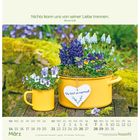 "Nichts kann uns von seiner Liebe trennen. Römer 8,38." Gelber Topf mit Frühlingsblumen, Herzschild mit „Du bist so wertvoll“.