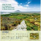 Oben links steht: "Möge die Straße dir entgegen eilen, möge der Wind immer in deinem Rücken sein." Darunter: "Möge die Sonne warm auf dein Gesicht scheinen..." Eine Landschaft mit einem Weg durch grüne Hügel. Darunter ein Kalender für März.