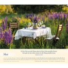 "Ich bat Gott um viele Dinge, damit ich das Leben genießen könnte. Gott gab mir das Leben, damit ich alle Dinge genießen kann." - Gertrud von le Fort.  
Mai-Kalender mit blühendem Tisch in einer Feldlandschaft.