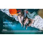 Ohne Mut trägt die Weisheit keine Früchte. März. Zwei Personen sitzen auf Felsen über türkisfarbenem Wasser.