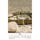 Text: "Ich will dir den Weg zeigen, den du gehen sollst; ich will dich mit meinen Augen leiten. Psalm 32,8"  
Hügel mit gelben Blumen. Kalender: April.
