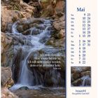 Text: "Ich weiß, dass der Herr immer bei mir ist. Ich will nicht mutlos werden, denn er ist an meiner Seite. Psalm 16,8"

Links ein fließender Wasserfall in felsiger Umgebung, rechts der Monat Mai in einem Kalender.