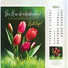 "Der Herr ist auferstanden! Er ist wahrhaftig auferstanden! Halleluja!" Kalenderseite mit Tulpen im Gras für März.