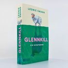 "LEONIE SWANN" oben, "GLENNKILL" groß in Pink, "EIN SCHAFSKRIMI" darunter. Ein Schaf steht auf grünem Hintergrund.