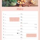 "März" steht oben, darunter Infos über Kartoffelarten. Bild: Kartoffeln, Karotten, Gemüse auf Holzuntergrund.