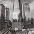 März-Kalender mit One World Trade Center in Schwarz-Weiß. Gebäude steht hoch im Zentrum, umgeben von anderen Wolkenkratzern.