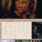 März-Kalenderseite mit Bildern von Figuren aus einem Fantasyfilm, Hauptbild zeigt einen Mann mit nassen Haaren.