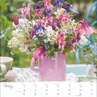 Text: "März, Montag, Dienstag, Mittwoch, Donnerstag, Freitag, Samstag, Sonntag." Kalender mit Blumenstrauß.