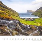 Kalenderseite März, Landschaft: Wasserfall im Vordergrund, Dorf mit bunten Häusern an einer Bucht umgeben von grünen Bergen.
