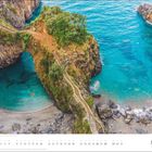 MÄRZ unten rechts. Kalenderdarstellung. Oben Klippen mit grüner Vegetation, türkisblaues Meer, kleiner Strand.