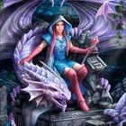 Kalenderzahlen unten: 1-31. Illustration einer Frau in blauer Robe mit Drache, umgeben von violetten Flügeln.