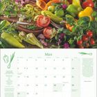 Text "März" und Kalendertabelle. Rezept für "Tomatensalat mit Ziegenkäse". Bunte Paprika und Tomaten oben.