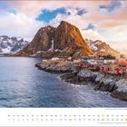März-Kalenderblatt mit norwegischer Küstenlandschaft: Rote Häuser auf Felsen, Meer, beeindruckende Berge im Hintergrund.