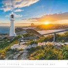 MÄRZ. Küstenlandschaft mit weißem Leuchtturm auf Klippen, Holzweg, Sonnenuntergang über Hügeln und Meer im Hintergrund.