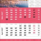 "April 2027, 01 Sonntag, 15 Ostern, 25. Ein Kalender vor blühenden Kirschblüten an einem See mit Stadt im Hintergrund."
