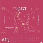 Kalenderblatt für März mit einer stilisierten Katze, umgeben von Ornamenten. Texte: "Die Katze", "Sensibilität", "Unabhängigkeit", "Eleganz".