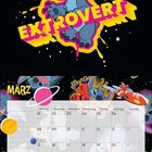 Text oben: "EXTROVERT". Text unten: "MÄRZ". Illustration eines fröhlichen, blauen Charakters mit großen Ohren. Darunter ein Monatskalender.